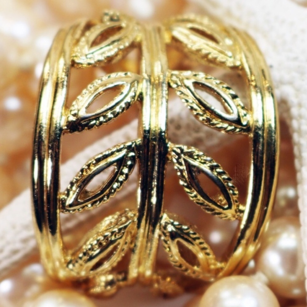 Vintage Trifari Gold Crescent Hoop Leaf Earrings - Picture 10 of 16